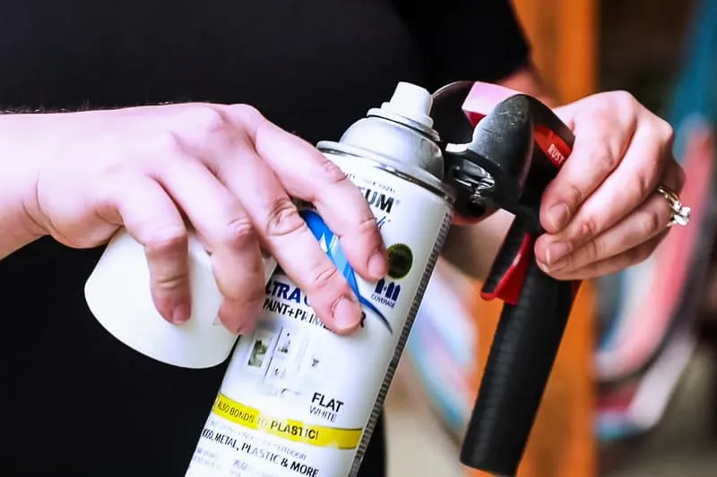 attaching spray paint handle to can