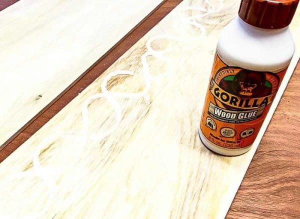 Apply wood glue to one side of the circular saw jig