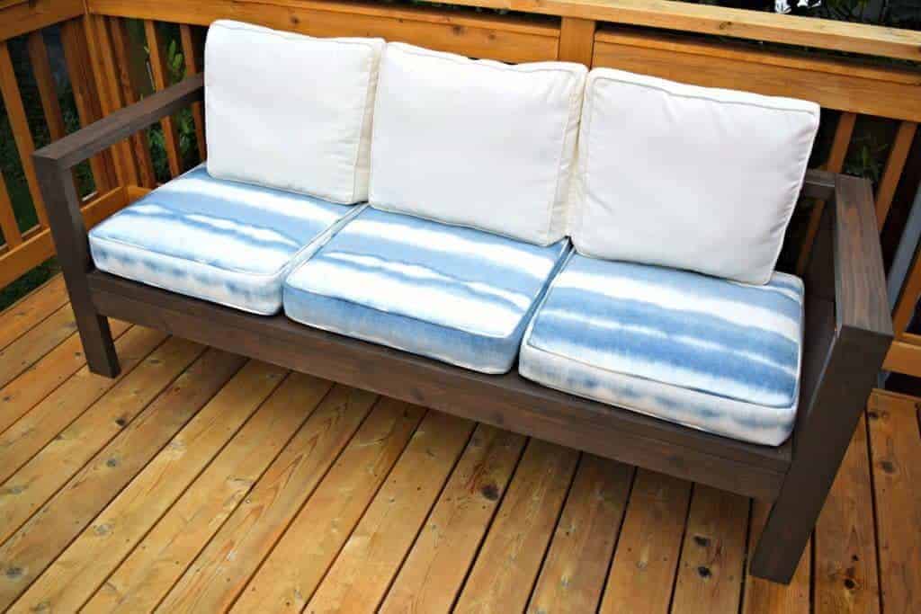 Outdoor furniture can be so expensive, but these DIY outdoor furniture projects are high on style and easy on your wallet! If you are looking for outdoor furniture ideas that you can make yourself, click through to see the best DIY outdoor furniture tutorials on the web!