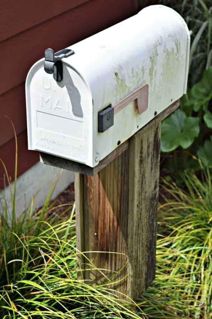 Our old mailbox was just sad, and desperately needed to be replaced. - thehandymansdaughter.com