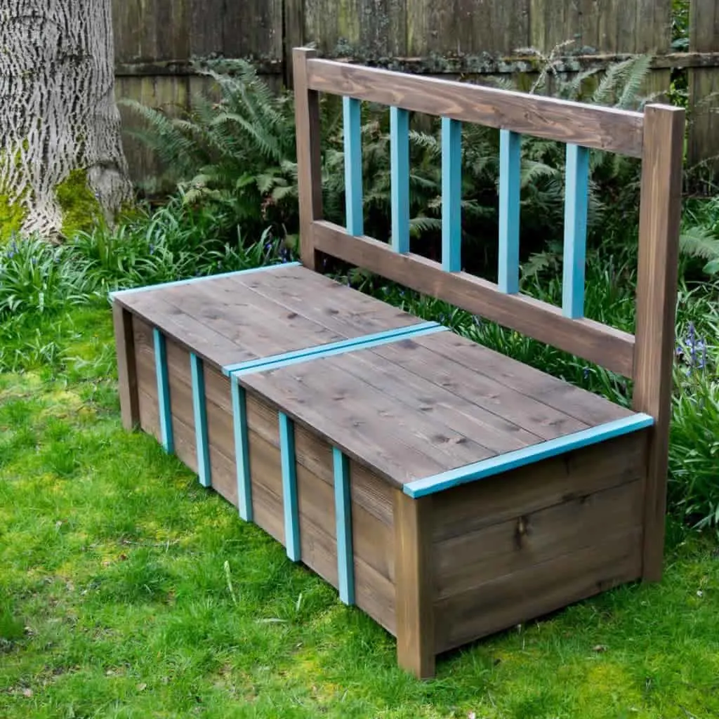 This DIY storage bench is the perfect solution to your backyard clutter problem! Get the free woodworking plans here!