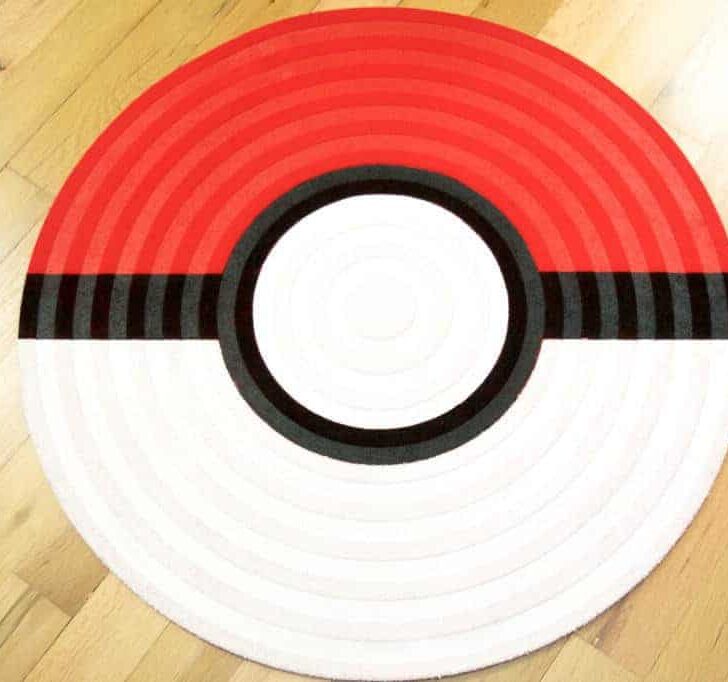 Make this pokeball rug for your little Pokemon trainer! This easy tutorial will show you how to create the perfect addition to a Pokemon themed bedroom.