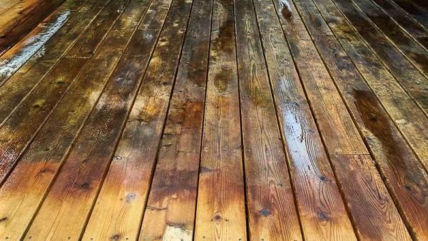 deck cleaner changing colors in the wood