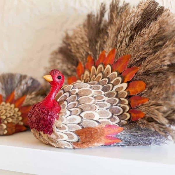 I love all the natural materials that were used in this turkey decoration. Wood slices for the body, wheat for the tail, and various grasses and leaves for the feathers!