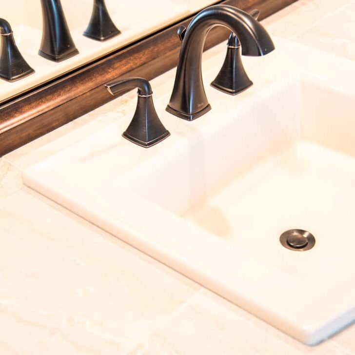 almond sink with limestone tile