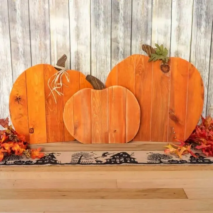 DIY pallet pumpkins