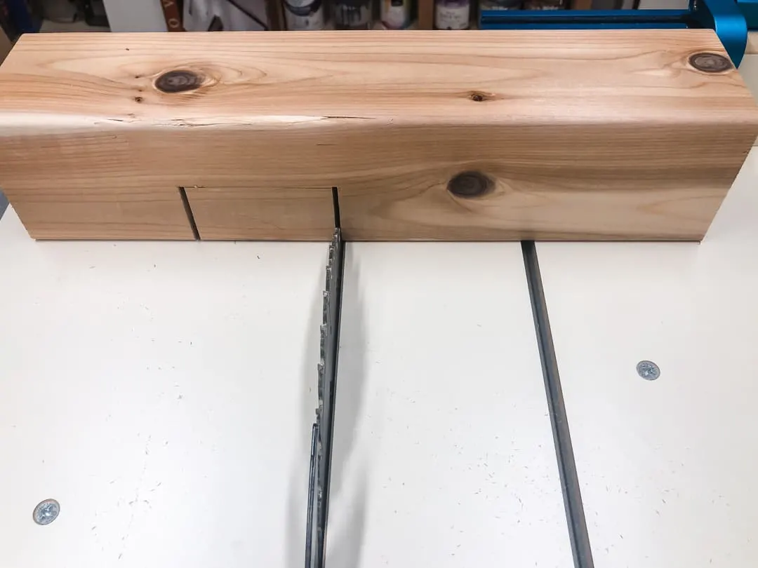 cutting edge of half lap joint on the table saw
