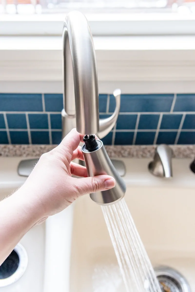 pull out kitchen faucet nozzle spraying water into sink