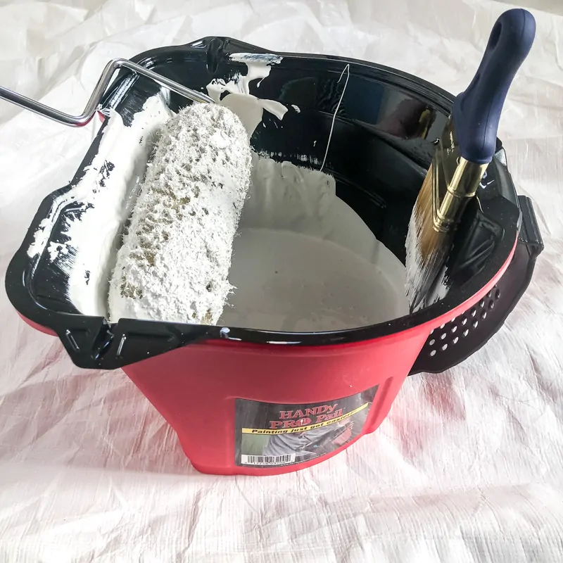 HANDy Pro Pail with roller and paint brush