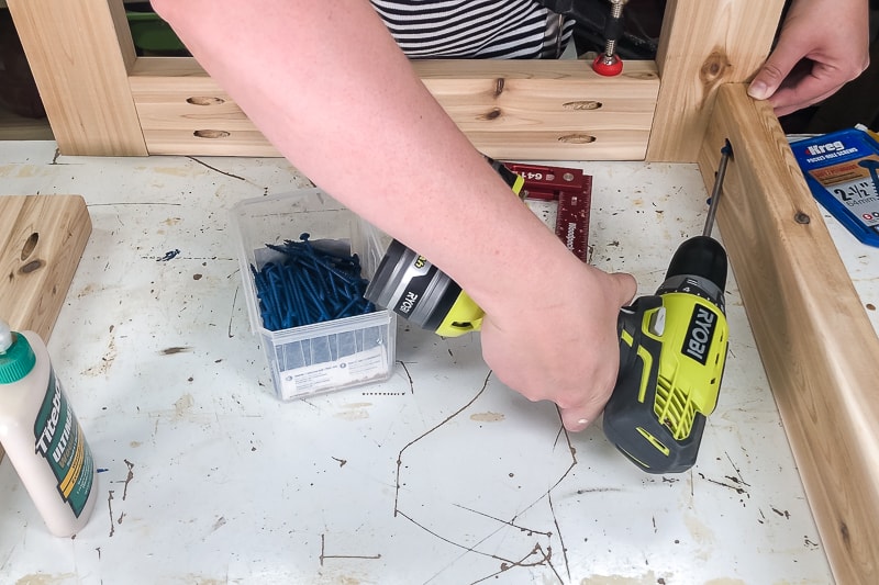 assembling umbrella stand side table with pocket hole screws