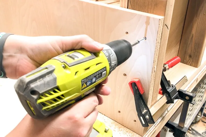 attaching sides to lumber cart base with countersunk screws