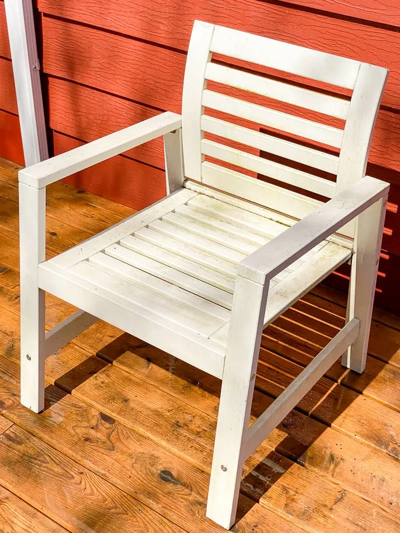 dirty white outdoor chair