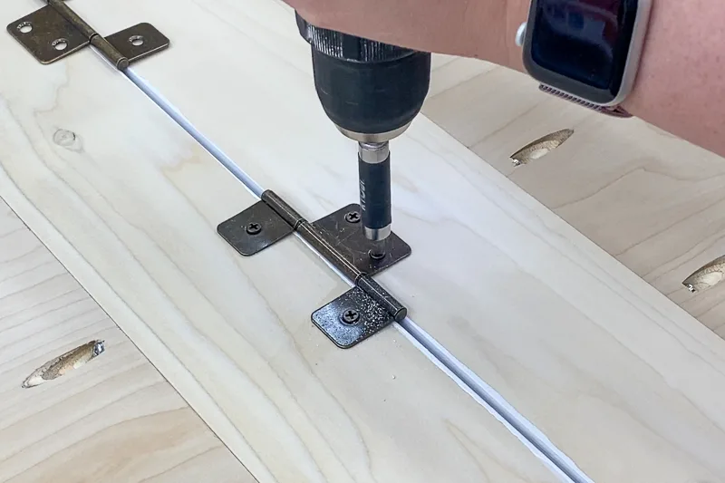 attaching hinges between bifold cabinet doors