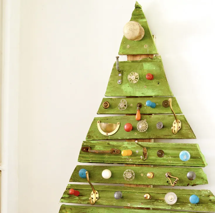 30 Creative DIY Wood Christmas Decorations - The Handyman's Daughter