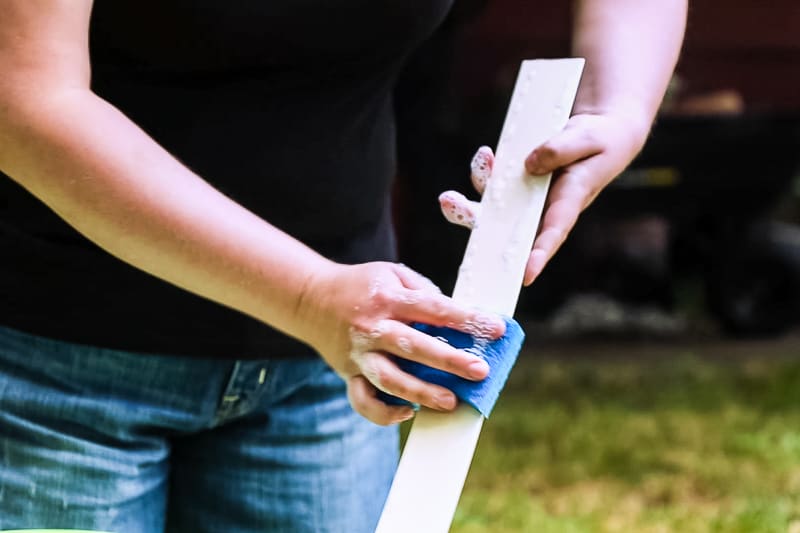 washing plastic window blinds before spray painting