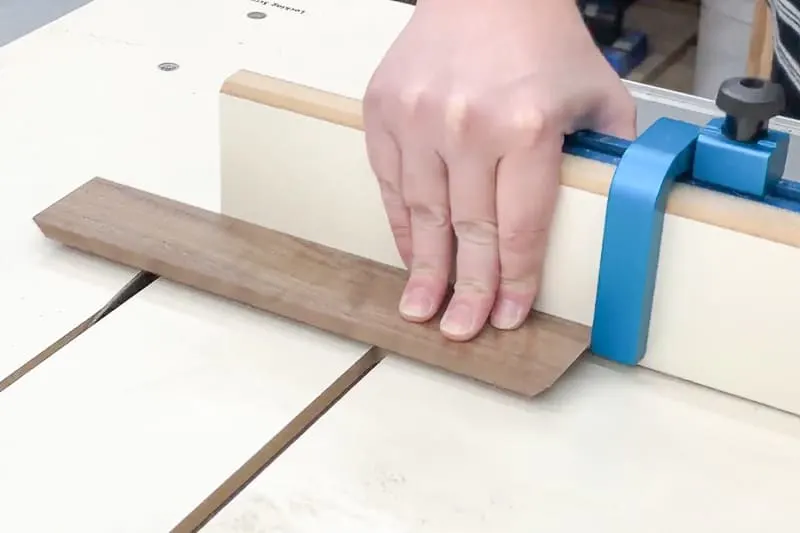 cutting groove for the divider in the dice tray with a crosscut sled at the table saw