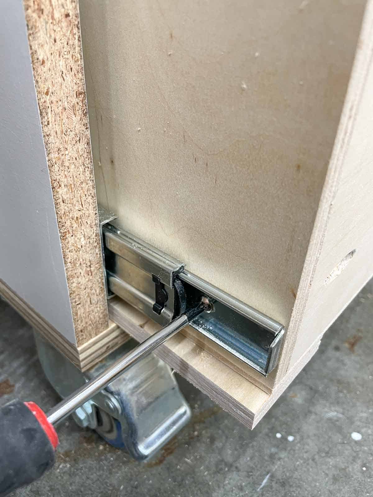 attaching drawer slide to drawer box