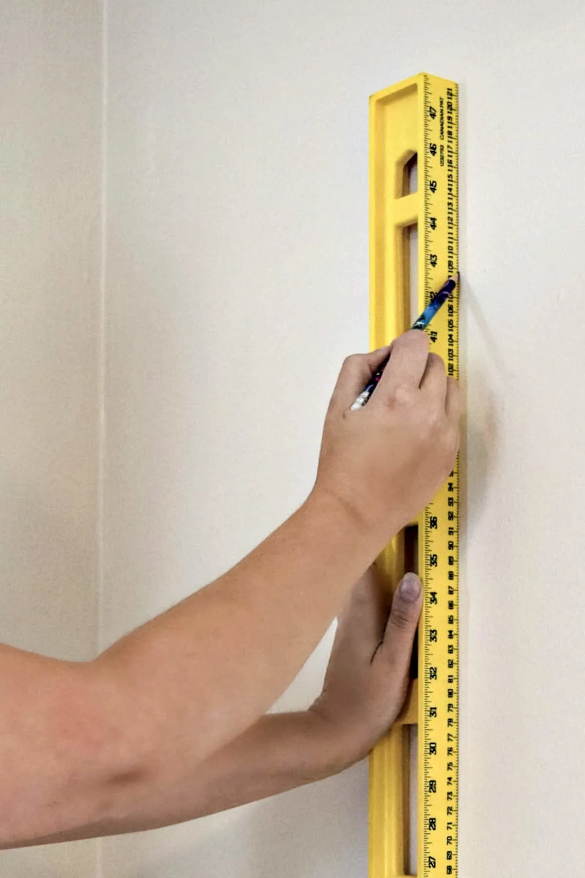 marking a reference line for wallpaper with a level
