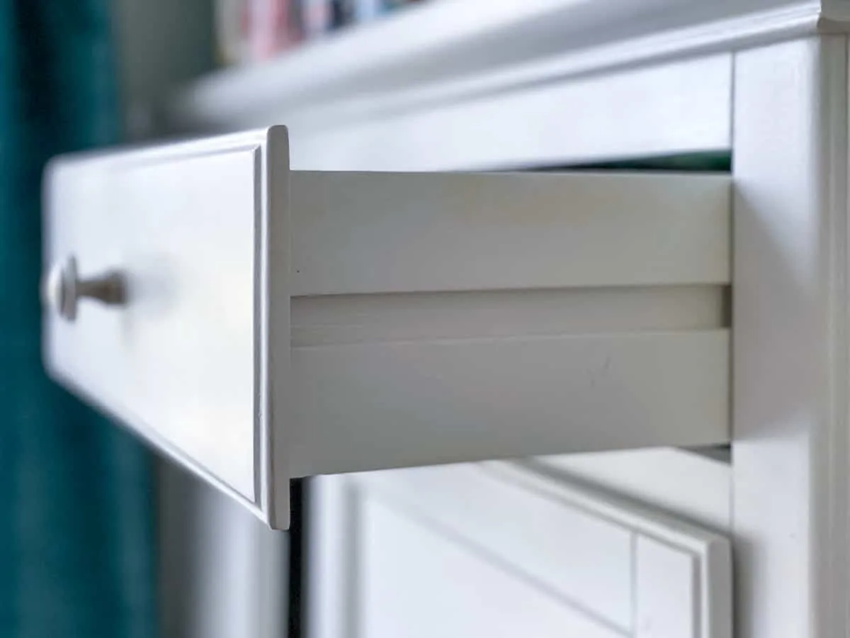 side of drawer box with groove for wooden drawer slide