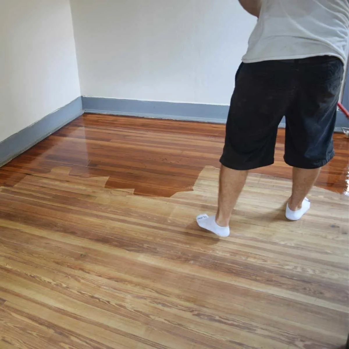 applying polyurethane to wooden floors