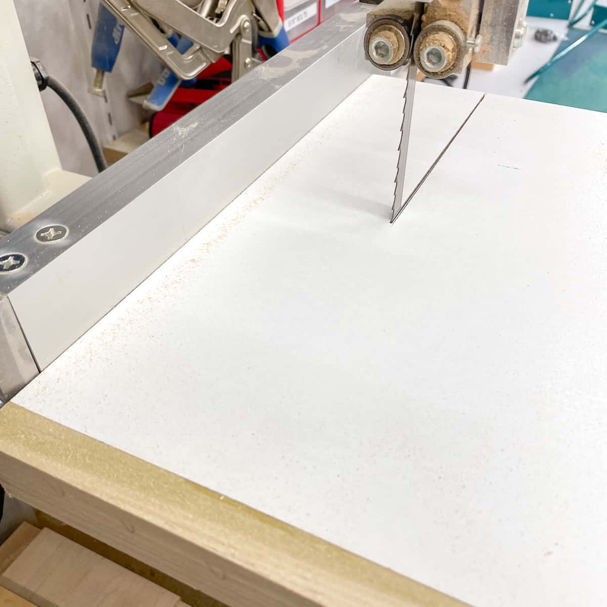 cutting a zero clearance slot on a bandsaw circle cutting jig