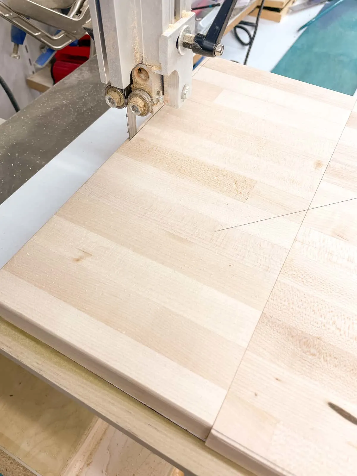 starting the cut with the bandsaw circle cutting jig