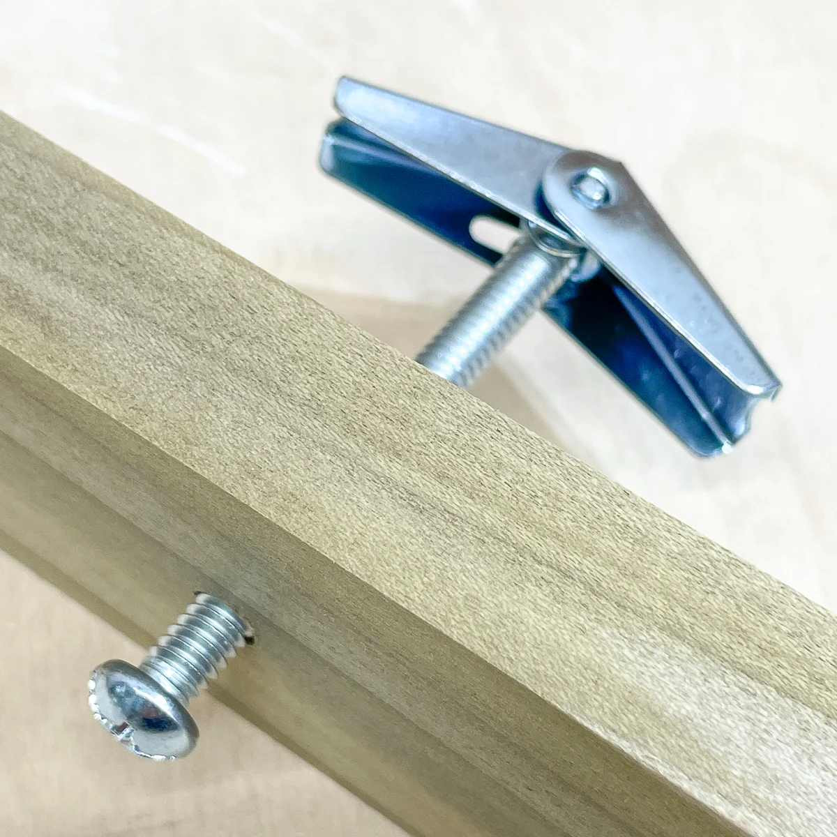 toggle bolt screw through wood with butterfly nut on the end