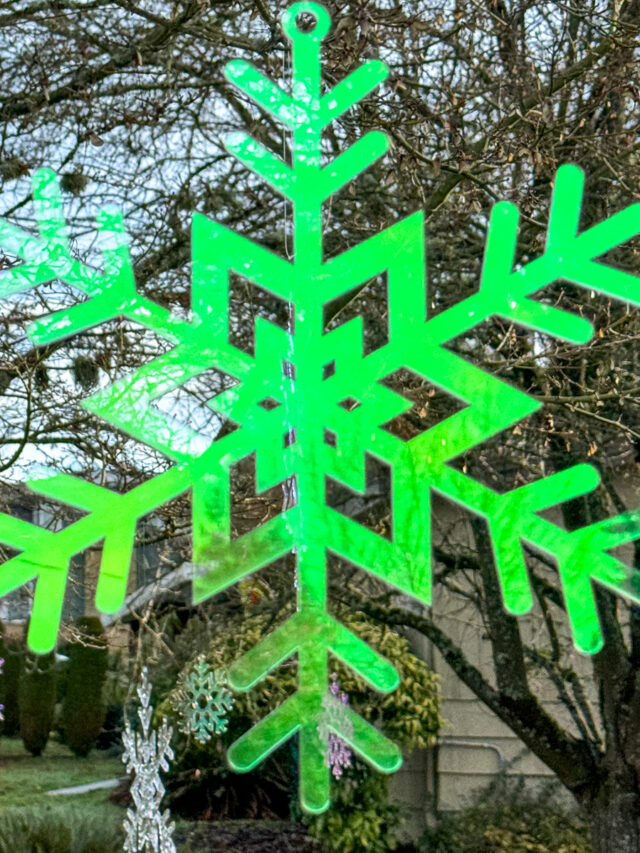 DIY OUTDOOR SNOWFLAKE DECORATIONS The Handyman's Daughter