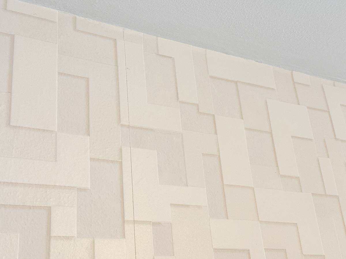 wallpaper with geometric block pattern lined up with ceiling